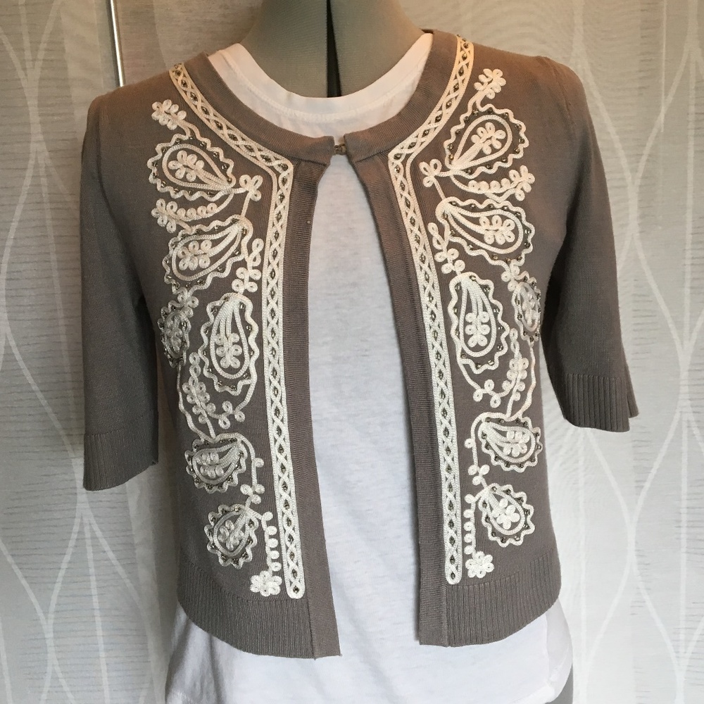 Short-sleeve crop cardigan with white embroidery